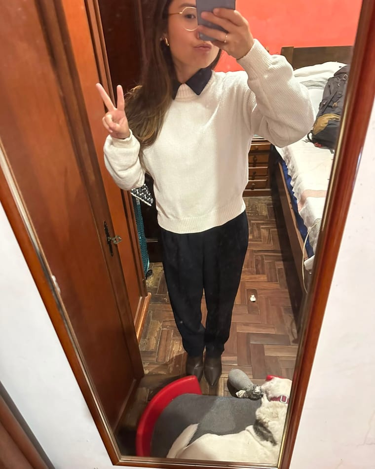 Stefanie no espelho vestindo o look que a FlavIA montou